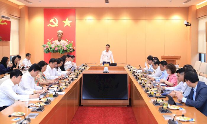 Quang cảnh phiên thảo luận tổ 1 Tổ đại biểu HĐND thành phố sáng 12-6. Ảnh: Thành Thái