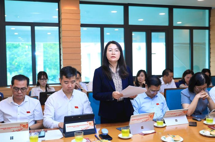 Đại biểu HĐND thành phố Hà Nội thảo luận tại các tổ. Ảnh: Thành Thái