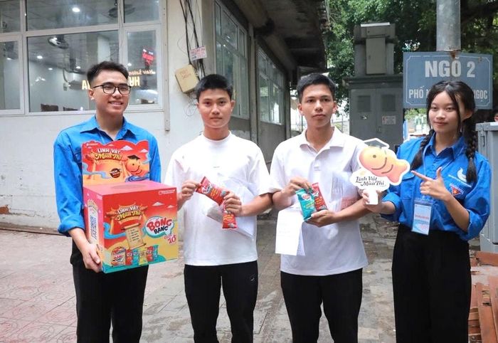 Câu lạc bộ đã huy động hàng nghìn thùng nước uống, bánh kẹo, sữa, đồ dùng học tập, quạt cầm tay... trao tặng sĩ tử. Ảnh: BH.