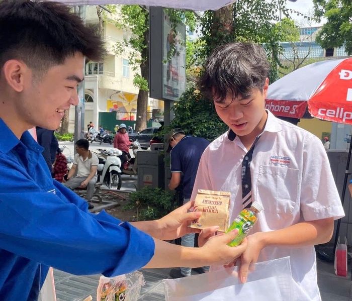 Món quà được trao đến tận tay thí sinh. Ảnh: BH.