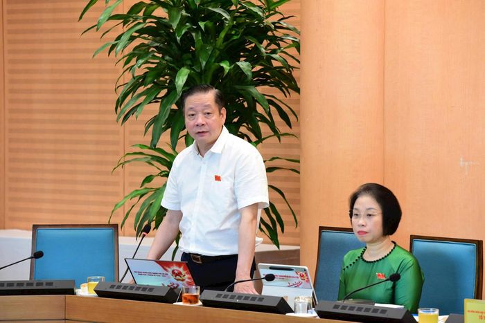 Trưởng ban Đô thị HĐND thành phố Trần Hợp Dũng thảo luận tại tổ 2. Ảnh: Thành Thái