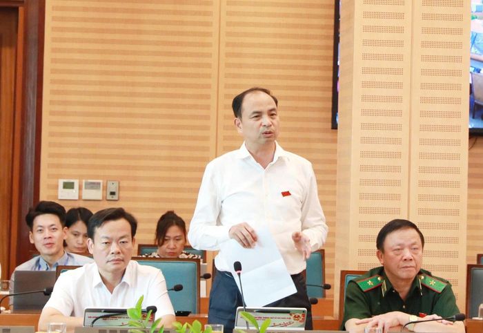 Bí thư Đảng ủy, Chủ tịch HĐND phường Tây Hồ Nguyễn Đình Khuyến thảo luận tại tổ 2. Ảnh: Thành Thái