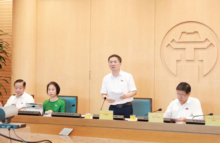 Bí thư Đảng ủy, Chủ tịch HĐND xã Ứng Hòa Đàm Văn Huân thảo luận tại tổ 2. Ảnh: Thành Thái