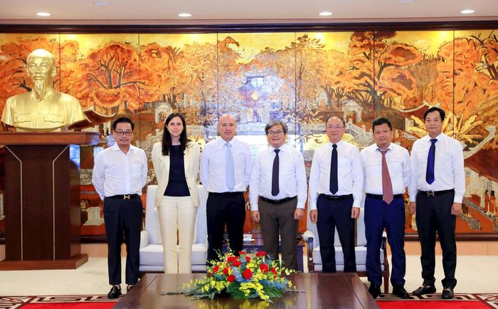 Phó Chủ tịch UBND thành phố Hà Nội Trương Việt Dũng và đoàn công tác AIIB chụp ảnh lưu niệm.