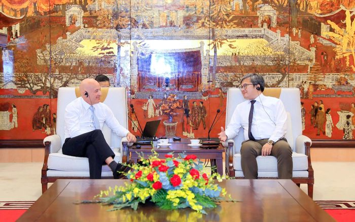 Phó Chủ tịch UBND thành phố Hà Nội Trương Việt Dũng làm việc với ông Andres Pizarro, Giám đốc phụ trách Giao thông khu vực Đông Nam Á của AIIB.