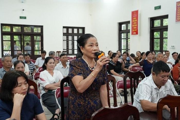 Cử tri chia sẻ ý kiến tại Hội nghị tiếp xúc cử tri trước kỳ họp thứ hai HĐND xã Thuận An (Tổ đại biểu số 1). Ảnh: Vân Thư