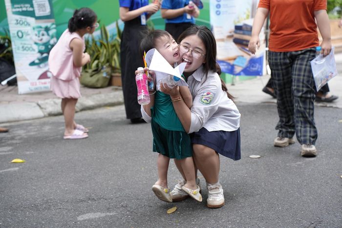 Được chào đón ngoài điểm thi là nụ cười của người thân là bao lo lắng đều tan biến. Ảnh: Phạm Mạnh