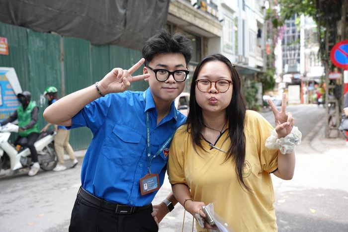 Thí sinh chia sẻ niềm vui với các tình nguyện viên bằng những tấm hình chụp chung. Ảnh: Phạm Mạnh