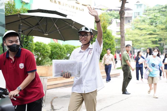 Những nụ cười chiến thắng sau khi hoàn thành kỳ thi của sĩ tử. Ảnh: Phạm Mạnh