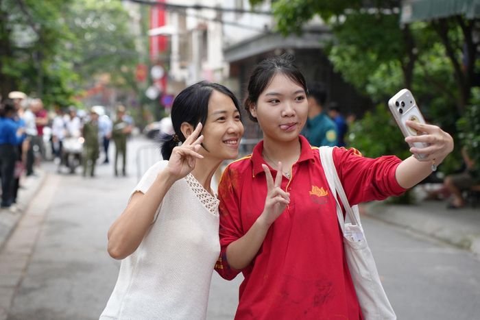 Sĩ tử chụp ảnh cùng mẹ lưu giữ khoảnh khắc đáng nhớ của thời học sinh. Ảnh: Phạm Mạnh
