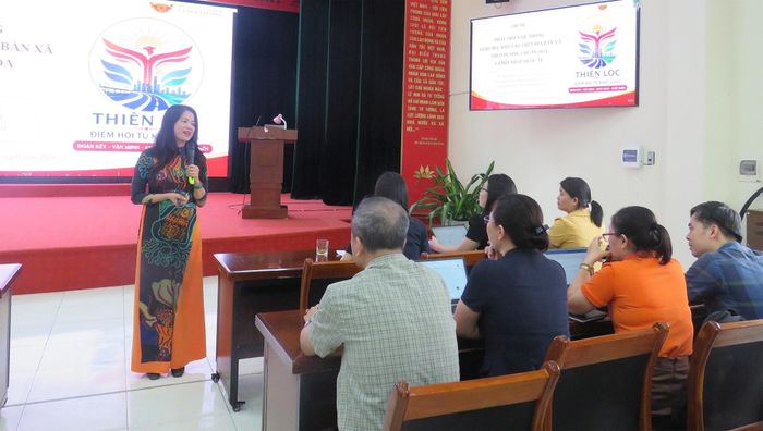 TS Hoàng Thị Cường, Giảng viên Viện Kinh tế - Xã hội và Môi trường trao đổi tại hội nghị. Ảnh: Tú Linh