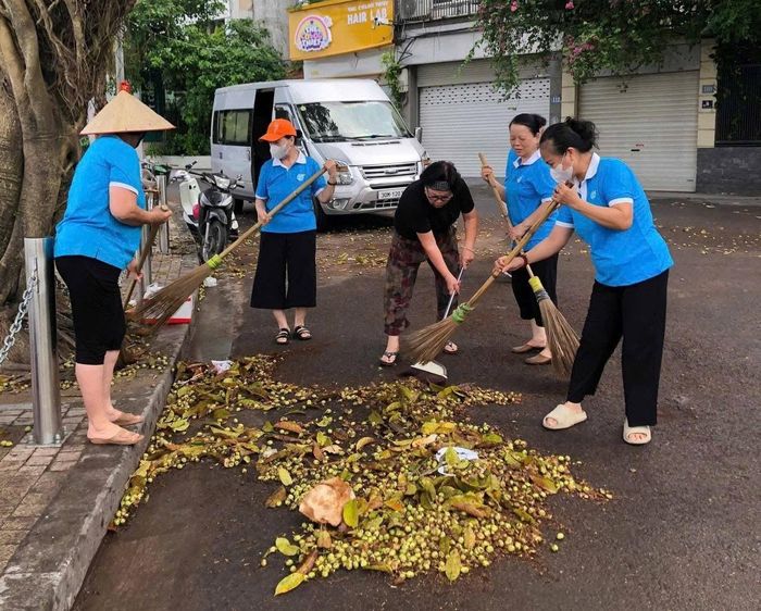 Người dân phường Ô Chợ Dừa tham gia tổng vệ sinh môi trường, duy trì các tuyến phố xanh - sạch - đẹp trên địa bàn. Ảnh: Võ Giang