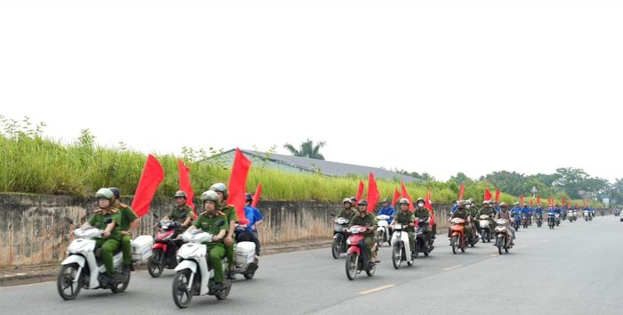 Các lực lượng ra quân tuyên truyền lưu động. Ảnh: Ngân Nguyễn