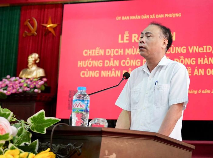 Bí thư Đảng ủy, Chủ tịch HĐND xã Đan Phượng Nguyễn Gia Hiển phát biểu tại buổi lễ. Ảnh: Ngân Nguyễn
