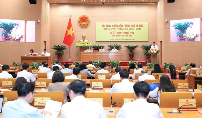 Các đại biểu HĐND thành phố tham gia phiên họp chiều 12-6. Ảnh: Thành Thái