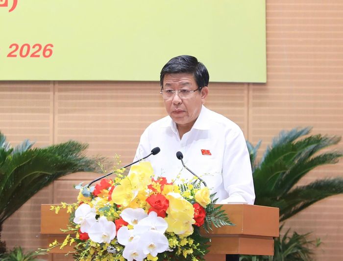 Ủy viên Ban Thường vụ Thành ủy, Phó Chủ tịch Thường trực UBND thành phố Dương Đức Tuấn trình bày báo cáo. Ảnh: Thành Thái