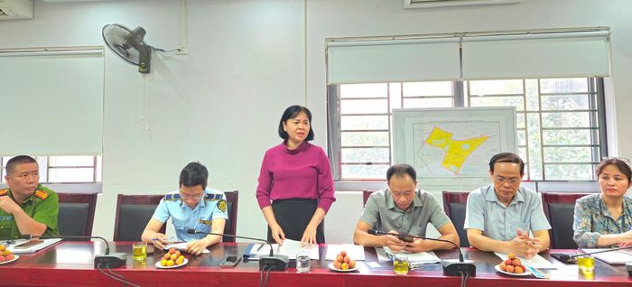 Trưởng phòng Kinh tế Hạ tầng và Đô thị phường Giảng Võ Bùi Phương Chi tiếp thu ý kiến của Đoàn kiểm tra. Ảnh: Ánh Dương