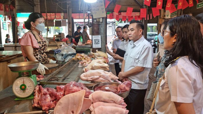 Đoàn kiểm tra đi thực tế, kiểm tra an toàn thực phẩm, truy xuất nguồn gốc tại các chợ trên địa bàn phường Giảng Võ. Ảnh: Ánh Dương