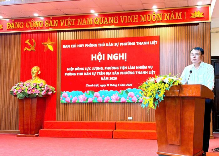 Phát biểu chỉ đạo tại hội nghị, đồng chí Bùi Huy Hoàng đề nghị các lực lượng chủ động rà soát, bổ sung kế hoạch sát với thực tiễn; bảo đảm sự kết nối chặt chẽ giữa lực lượng quân sự, công an, y tế và các đoàn thể; thực hiện hiệu quả phương châm “4 tại chỗ”. Ảnh: Đào Tuyết