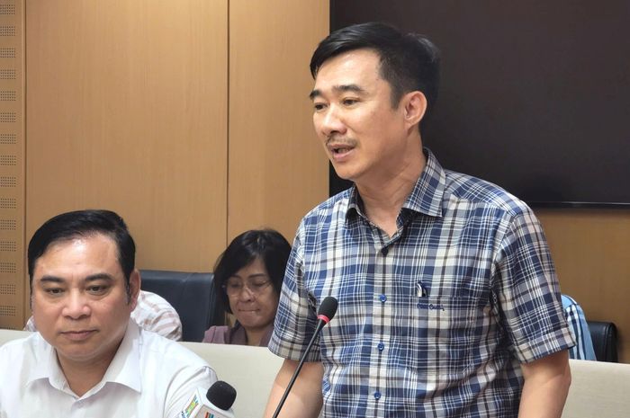 Trưởng phòng Quản lý vận tải và An toàn giao thông (Sở Xây dựng) Nguyễn Tuyển giải trình thêm một số vấn đề đại biểu HĐND thành phố quan tâm. Ảnh: TT