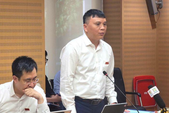 Đại biểu Nguyễn Minh Long, Giám đốc Sở Nội vụ Hà Nội phát biểu tại phiên thảo luận. Ảnh: TT