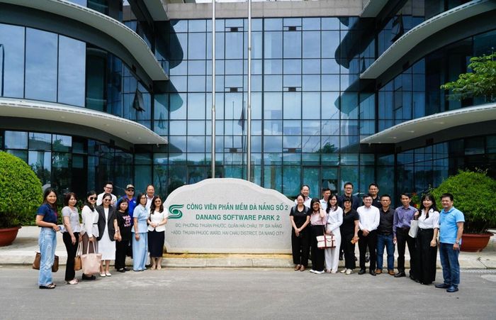 Đoàn công tác chụp ảnh lưu niệm tại Công viên phần mềm Đà Nẵng số 2.