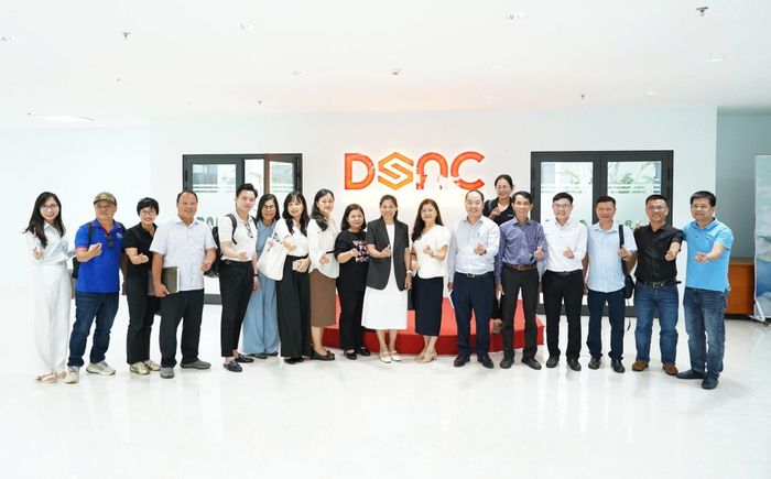 Đoàn công tác chụp ảnh lưu niệm tại Trung tâm Nghiên cứu, đào tạo thiết kế vi mạch và trí tuệ nhân tạo Đà Nẵng (DSAC).