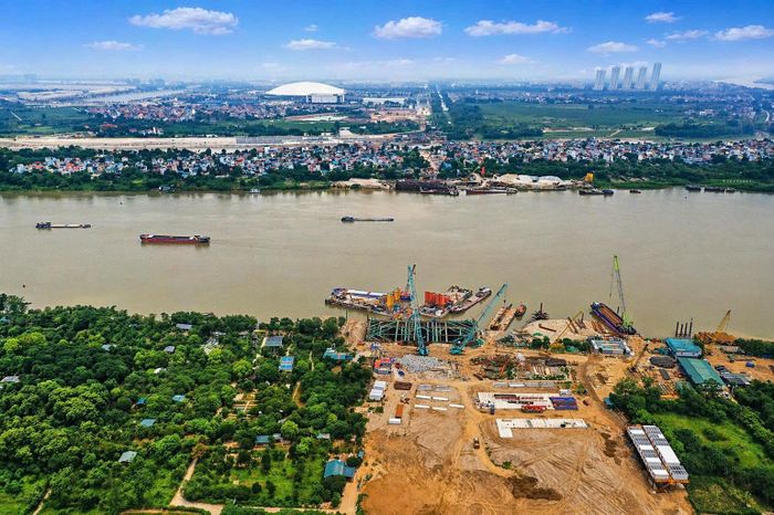 Thi công cầu Tứ Liên. Ảnh: Phạm Hùng