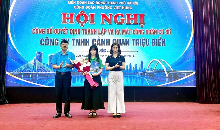Trao quyết định thành lập tới Công đoàn Công ty TNHH Cảnh quan Triệu Điền. Ảnh: B.Duy