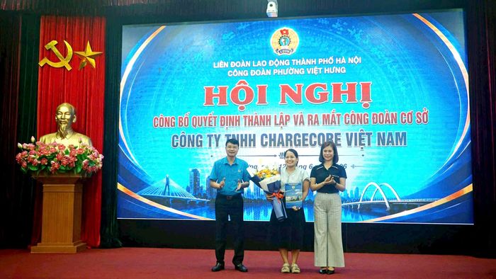 Đại diện Liên đoàn Lao động thành phố và Công đoàn phường Việt Hưng trao quyết định thành lập cho Công đoàn Công ty TNHH Chargecore. Ảnh: B.Duy
