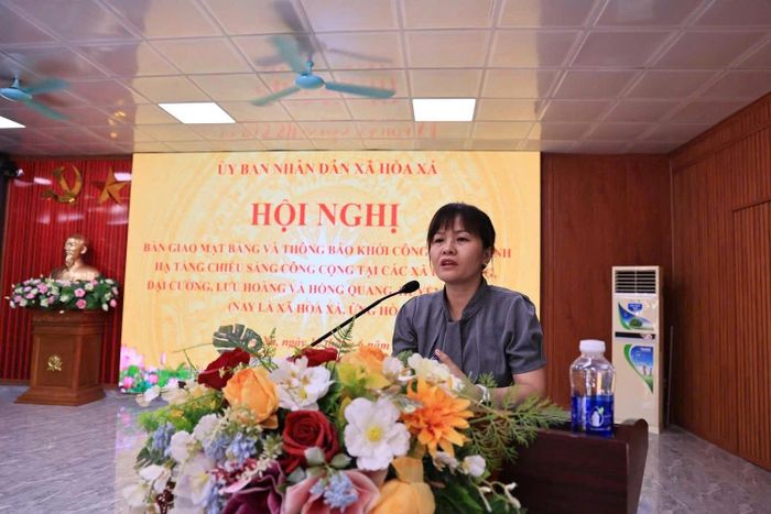 Phó Chủ tịch UBND xã Hòa Xá Phùng Mai Thu phát biểu tại hội nghị. Ảnh: Thanh Hằng