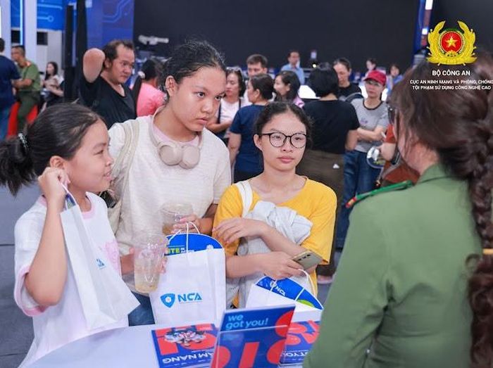 Các bạn trẻ tìm hiểu về kiến thức an ninh mạng. Ảnh: K.H