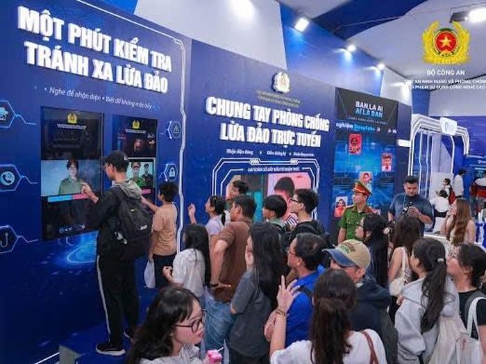 Đông đảo các bạn trẻ đến trải nghiệm kỹ năng số trên không gian mạng. Ảnh: K.H