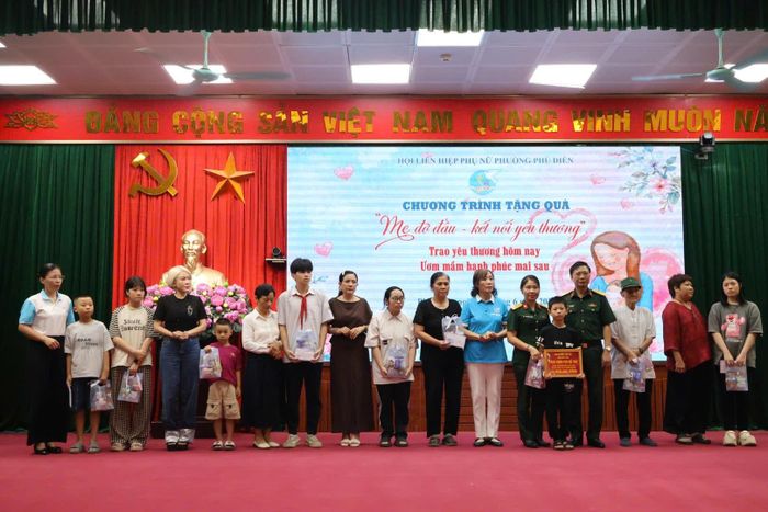Các mẹ đỡ đầu trao quà, động viên trẻ em mồ côi vượt khó vươn lên trong cuộc sống. Ảnh: QA