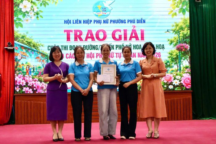 Các đồng chí lãnh đạo trao giải Đặc biệt Cuộc thi “Đoạn đường, tuyến phố nở hoa, bích họa do phụ nữ tự quản” năm 2026. Ảnh: QA