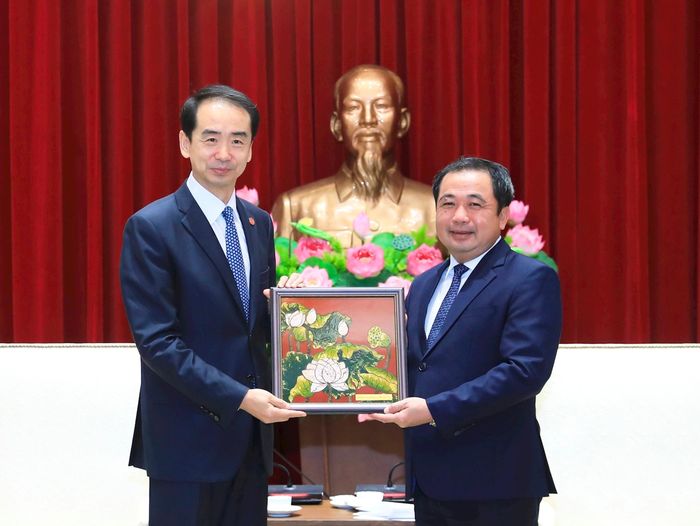 Bí thư Thành ủy Trần Đức Thắng trao quà lưu niệm của Thủ đô Hà Nội tới Đại sứ Hà Vĩ. Ảnh: Quang Thái