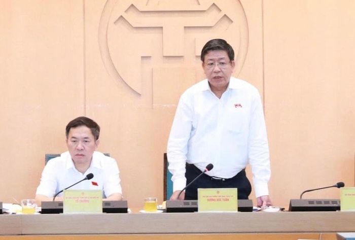 Ủy viên Ban Thường vụ Thành ủy, Phó Chủ tịch Thường trực UBND thành phố Dương Đức Tuấn trao đổi tại phiên thảo luận. Ảnh: Thành Thái