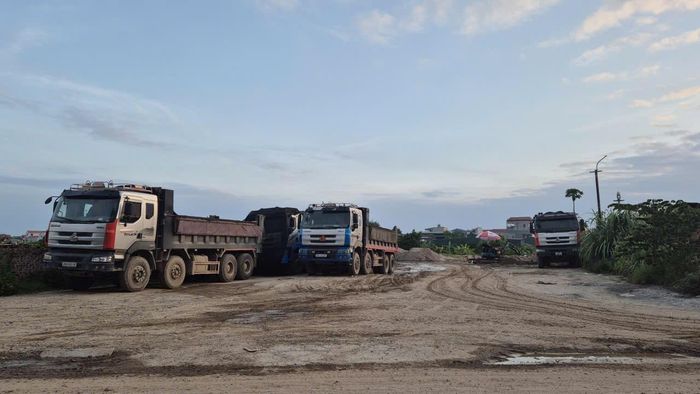 Cơ sở kinh doanh vật liệu xây dựng trái phép tại khu đất dịch vụ Đức Thượng vẫn hoạt động như chưa có yêu cầu của chính quyền xã Hoài Đức. Ảnh: VH