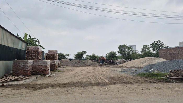 Cơ sở vật liệu xây dựng trái phép ở Khu đô thị mới Nam 32, xã Hoài Đức vẫn tồn tại sau yêu cầu di dời. Ảnh: VH
