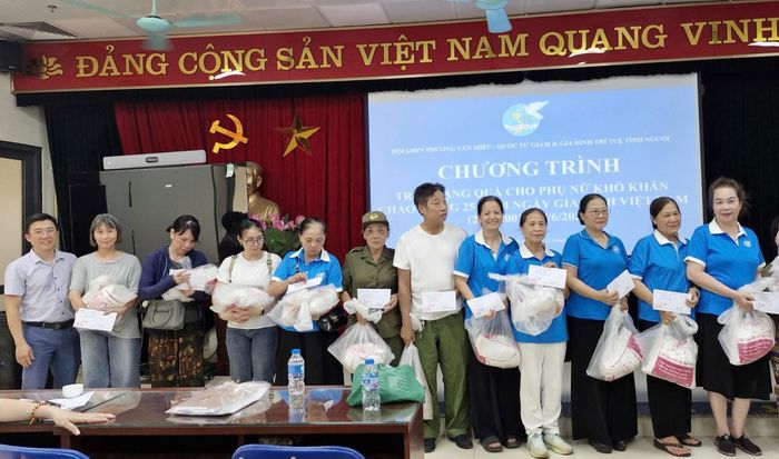 Hội Phụ nữ phường phối hợp với nhà hảo tâm trao tặng 30 suất quà tới phụ nữ có hoàn cảnh khó khăn trên địa bàn. Ảnh: An Quyên
