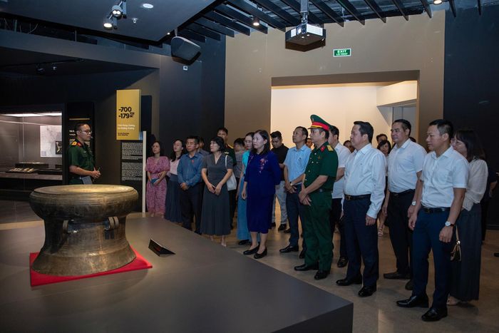 Đảng bộ Ủy ban Dân nguyện và Giám sát của Quốc hội sinh hoạt chuyên đề tại Bảo tàng Lịch sử quân sự Việt Nam. Ảnh: PV
