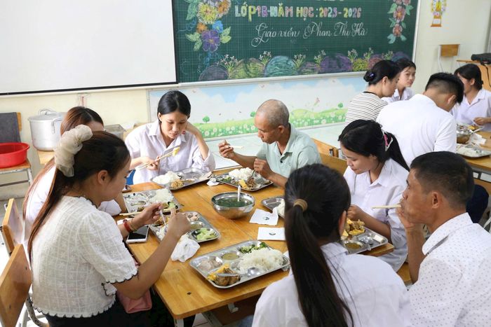 UBND xã Bất Bạt đã chủ động phối hợp với Câu lạc bộ doanh nghiệp Bất Bạt chuẩn bị và phát miễn phí 360 suất ăn trưa tới các thí sinh và người nhà. Ảnh: Khương Tuấn