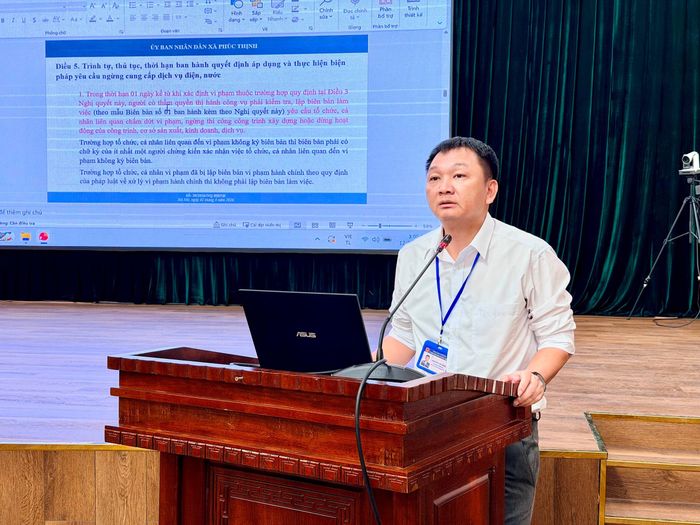 Phó Chủ tịch UBND xã Phúc Thịnh Nguyễn Văn Minh phát biểu tại hội nghị. Ảnh: Thanh Hà