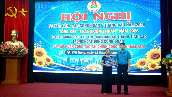 Chủ tịch Công đoàn phường Việt Hưng Vũ Hoàng Long trao hỗ trợ tới đại diện gia đình đoàn viên. Ảnh: B.Duy
