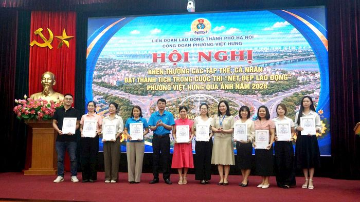 Lãnh đạo phường Việt Hưng trao thưởng các cá nhân đoạt giải Cuộc thi ảnh “Nét đẹp lao động phường Việt Hưng qua ảnh” năm 2026. Ảnh: B.Duy