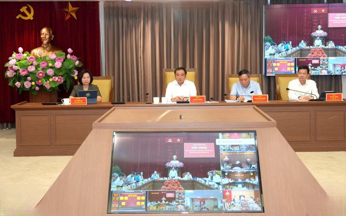 Ủy viên Bộ Chính trị, Bí thư Thành ủy, Trưởng đoàn đại biểu Quốc hội thành phố Trần Đức Thắng cùng các đồng chí lãnh đạo thành phố chủ trì hội nghị tại điểm cầu Thành ủy Hà Nội. Ảnh: Phạm Hùng