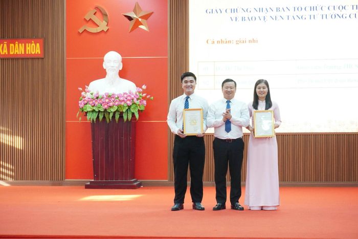 Hai cá nhân giành giải Nhì (không có giải Nhất) Cuộc thi chính luận bảo vệ nền tảng tư tưởng của Đảng lần thứ VI năm 2026 tại xã Dân Hòa. Ảnh: Bình Minh.