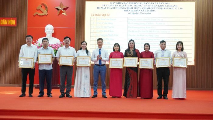 Các cá nhân có thành tích xuất sắc được lãnh đạo xã trao khen thưởng. Ảnh: Bình Minh.