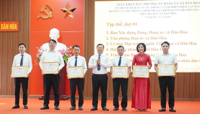 Lãnh đạo xã Dân Hòa trao khen thưởng tới các tập thể có thành tích xuất sắc. Ảnh: Bình Minh.