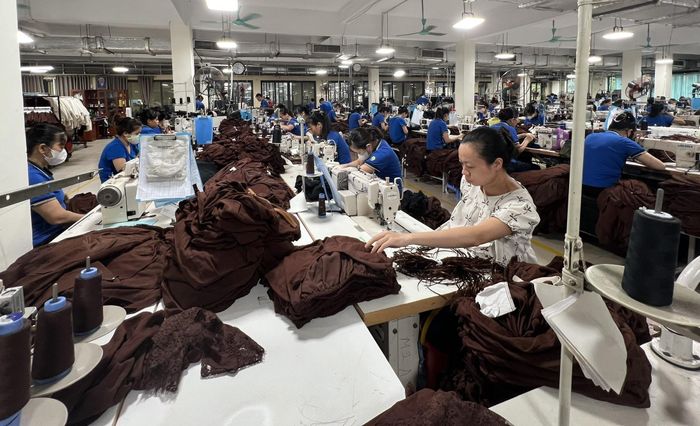 Sản xuất hàng dệt may xuất khẩu tại Tập đoàn Dệt may Việt Nam. Ảnh: V.Hà